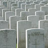 Rijen grafstenen in het Tyne Cot Cemetery te Passendale, België
